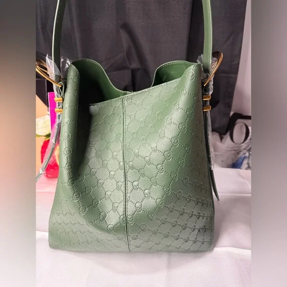 Betsy Johnson green tote bag with skulls - Picture 3 of 10